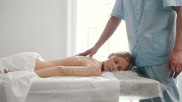 Blond ung kvinna får akupressur massage på spa — Stockvideo