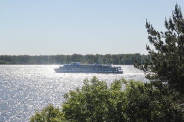 Geniş nehirde yüzen yolcu gemisi