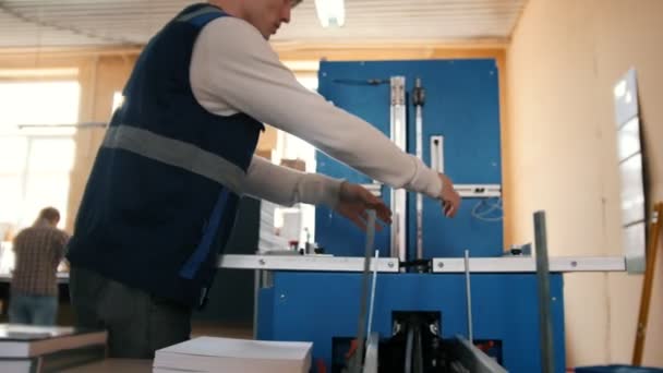 Der Arbeiter in der Druckereiproduktion ist mit dem Druck beschäftigt — Stockvideo