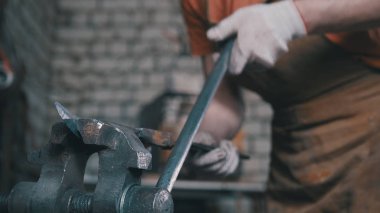 Demirci Atölyesi forge, sancı ile metal bıçak virajlı portre