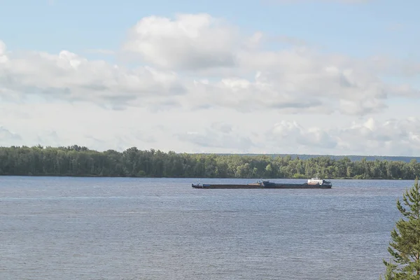 Navire de charge naviguant sur une rivière volga — Photo