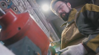 Demirci Atölyesi forge, sancı ile metal bıçak virajlı portre