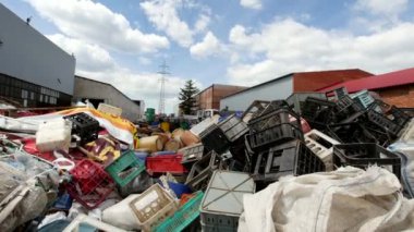 Balya balya sıkıştırılmış paketleri sıkıştırılmış şişe arka planda Close-Up