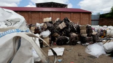 Plastik enkaz yığınları mavi gökyüzüne karşı yalan