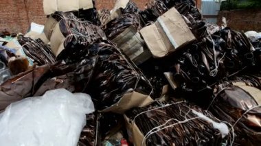 Plastik enkaz yığınları mavi gökyüzüne karşı yalan