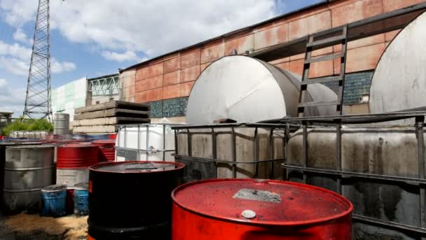 本加工厂境内有各种容器从石油产品 — 图库视频影像