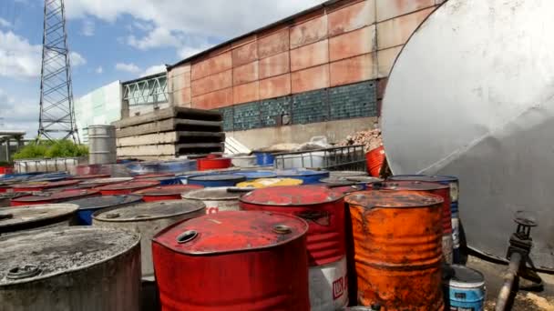 На территории закрытого завода расположены резервуары с отработанными нефтепродуктами — стоковое видео