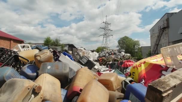 Grandes pilhas de recipientes de plástico encontram-se no território da planta — Vídeo de Stock