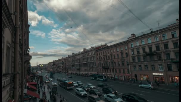 Saint-Petersburg, Rosja-5 lipca 2017 r., białe noce przy ulicy Newski Prospekt, time-lapse — Wideo stockowe