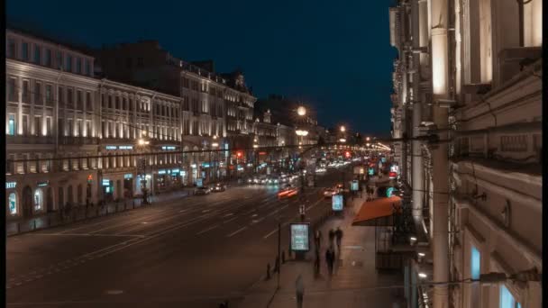 Saint-Petersburg, Rusya Federasyonu-5 Temmuz 2017, arabalar ve kalabalık gece Nevsky Prospekt, hızlandırılmış — Stok video