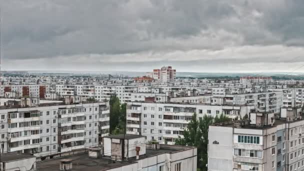 Zaman aralıklı çekim - şehir bulutlar zavallı yaşam bölgeleri üzerinde — Stok video