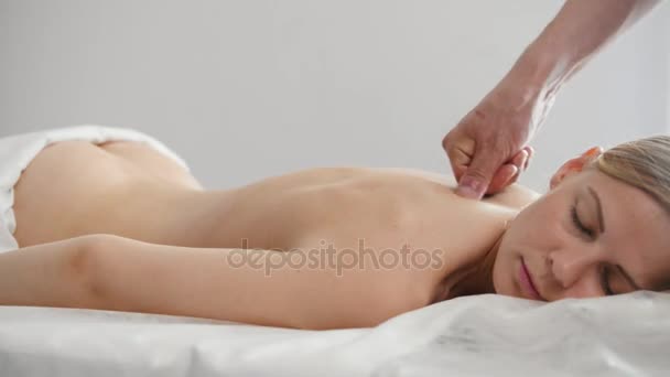 Une fille blonde reçoit un massage. Médecine tibétaine — Video