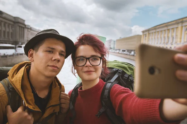 Pareja joven de turistas tomando selfies en el contexto de la arquitectura —  Fotos de Stock