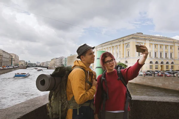 Egy pár turista selfies, a háttérben az építészet figyelembe — Stock Fotó