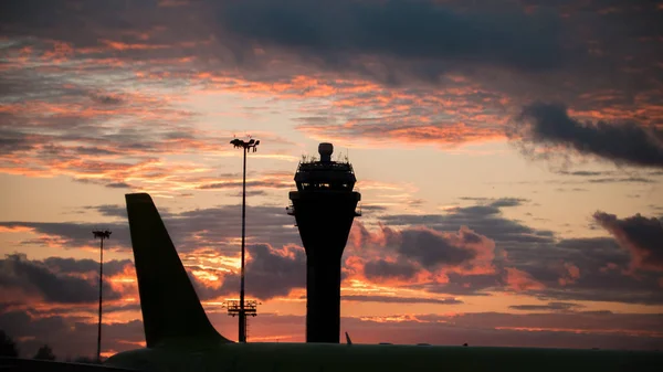 Západ slunce na mezinárodním letišti - řídící věž — Stock fotografie