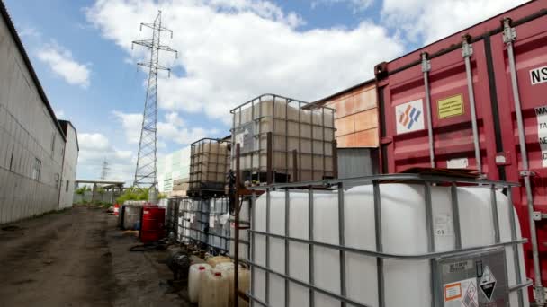 Kazán, Rusia, 22 de junio de 2017, territorio de la planta ECOGRAD - envases de plástico con productos derivados del petróleo gastado, slider shot — Vídeos de Stock