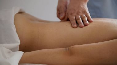 Doktor bir womans Tibet tıp kabine içinde masajlar