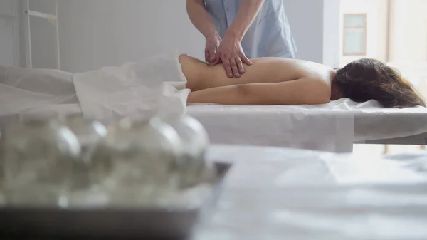 Fille à un massage dans le salon de spa — Photo