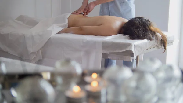 Masseur doing massage to a young woman — Stock Photo, Image