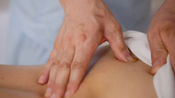 Massagesalon. Männliche Hand in Großaufnahme — Stockfoto