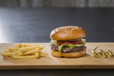 Taze iştah açıcı burger yeşil biber ile