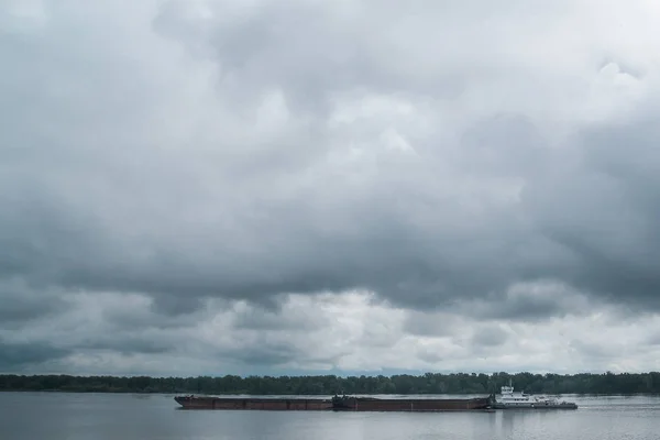 Nákladní loď plující na řece Volze — Stock fotografie