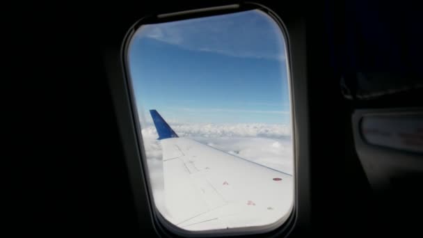 Der Blick aus dem Flugzeugfenster - Flügel und Wolken am Himmel — Stockvideo