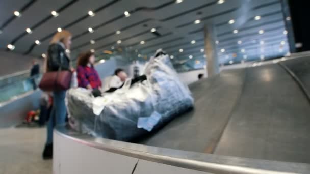 Saint-Pétersbourg, Russie, 3 juillet 2017, Pulkovo Airpotr, Courroie transporteuse avec bagages à l'aéroport — Video