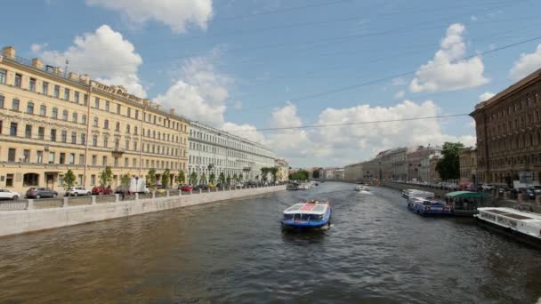 San Pietroburgo, Russia, 3 luglio 2017, Escursione in barca sul canale d'acqua — Video Stock