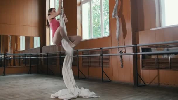 Jeune fille-gymnaste produit des tours élégants avec la corde à la répétition — Video