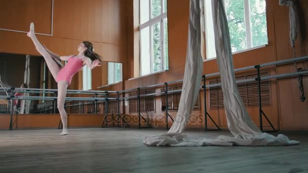 Молодая девушка изящно исполняет акробатику — стоковое видео