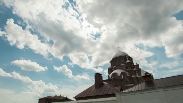 Sviyagsk, Rusia, 14 de julio de 2017, Island-town Sviyagsk, La Catedral Ortodoxa - Iglesia de la Santísima Trinidad - time-lapse — Vídeos de Stock