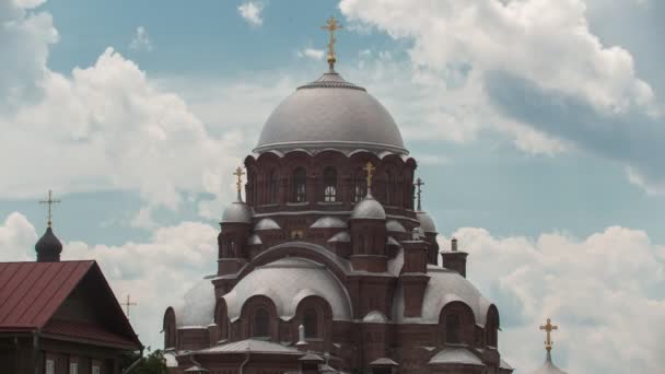 Sviyagsk, Oroszország, 2017. július 14., város sziget Sviyagsk, kupola, az ortodox katedrális - Szentháromság-templom - gyorsított — Stock videók