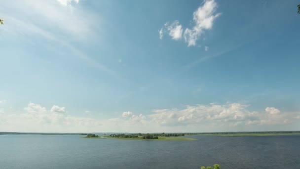 Letni dzień rzeki i chmury nad wodą, time-lapse — Wideo stockowe