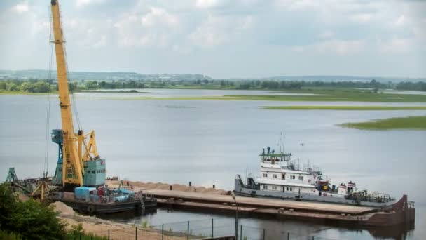 Річковий вантажний кран - процес завантаження піску з баржі на корабель, час перекриття — стокове відео