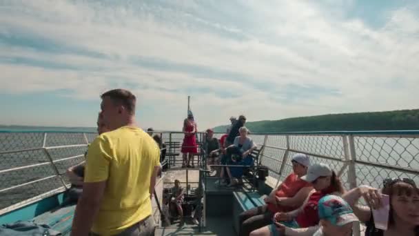 Kazan-Sviyagsk, Rusia, 14 de julio de 2017, pasajeros en barco turístico tomando fotos y haciendo selfie. Pasando por debajo del puente. Día de verano, lapso de tiempo — Vídeos de Stock