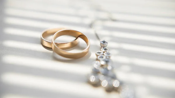 Золотые обручальные кольца и ювелирные изделия, макросы — стоковое фото