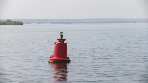 Bouée de rivière rouge pour les navires sur l'eau - jour d'été — Photo