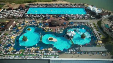 Sunny Hotel Yüzme Havuzu - insanların dinlenme ve tatil, üstten görünüm, hızlandırılmış yüzmek kalabalık