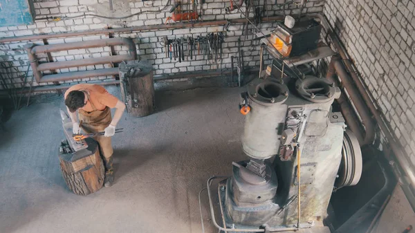クラフトの男 - 鍛冶屋の引き出し火メタル ディテール、トップ ビュー — ストック写真