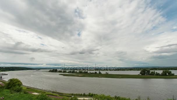 雲移動上川 - 夏の草原、時間の経過 — ストック動画