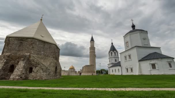 Tatarstan, Bulgarien, Russland, 17. Juli 2017 - historische Denkmäler - das Mausoleum und die Minarette der Moschee, Zeitraffer — Stockvideo