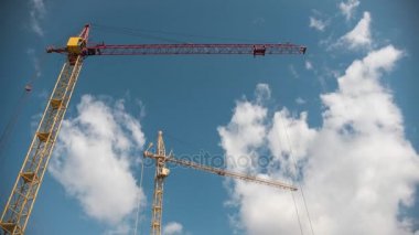 Çalışma vinç fronr mavi gökyüzünde, hızlandırılmış inşaat sitesinde