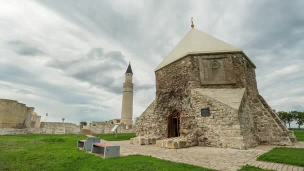 Tatarstan, Bulgar, Ryssland, 17 juli 2017 - historiska monument - moskén och östra mausoleum, time-lapse — Stockvideo