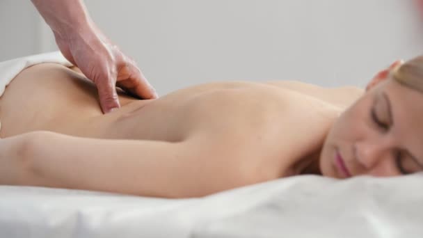 Hübsche junge Frau erhält Akupressur-Massage im Wellnessbereich — Stockvideo