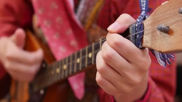 Meisje in Russische folk kostuum de balalaika spelen — Stockvideo