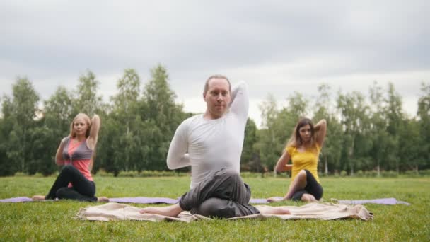 Meditando no parque - ioga ao ar livre — Vídeo de Stock