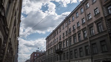 Yüksek gerilim kabloları bir web tarafından bağlı Petersburg evleri.