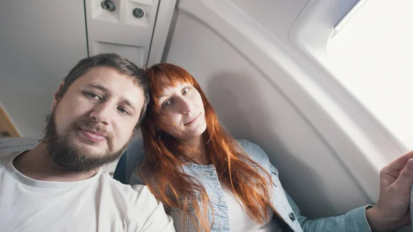 Pár férfi - férfi és a nő az ülés repülőgép — Stock Fotó