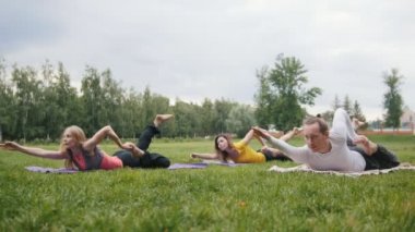 Parkta esneklik için eğitim genç sporcuların grup gerçekleştirir